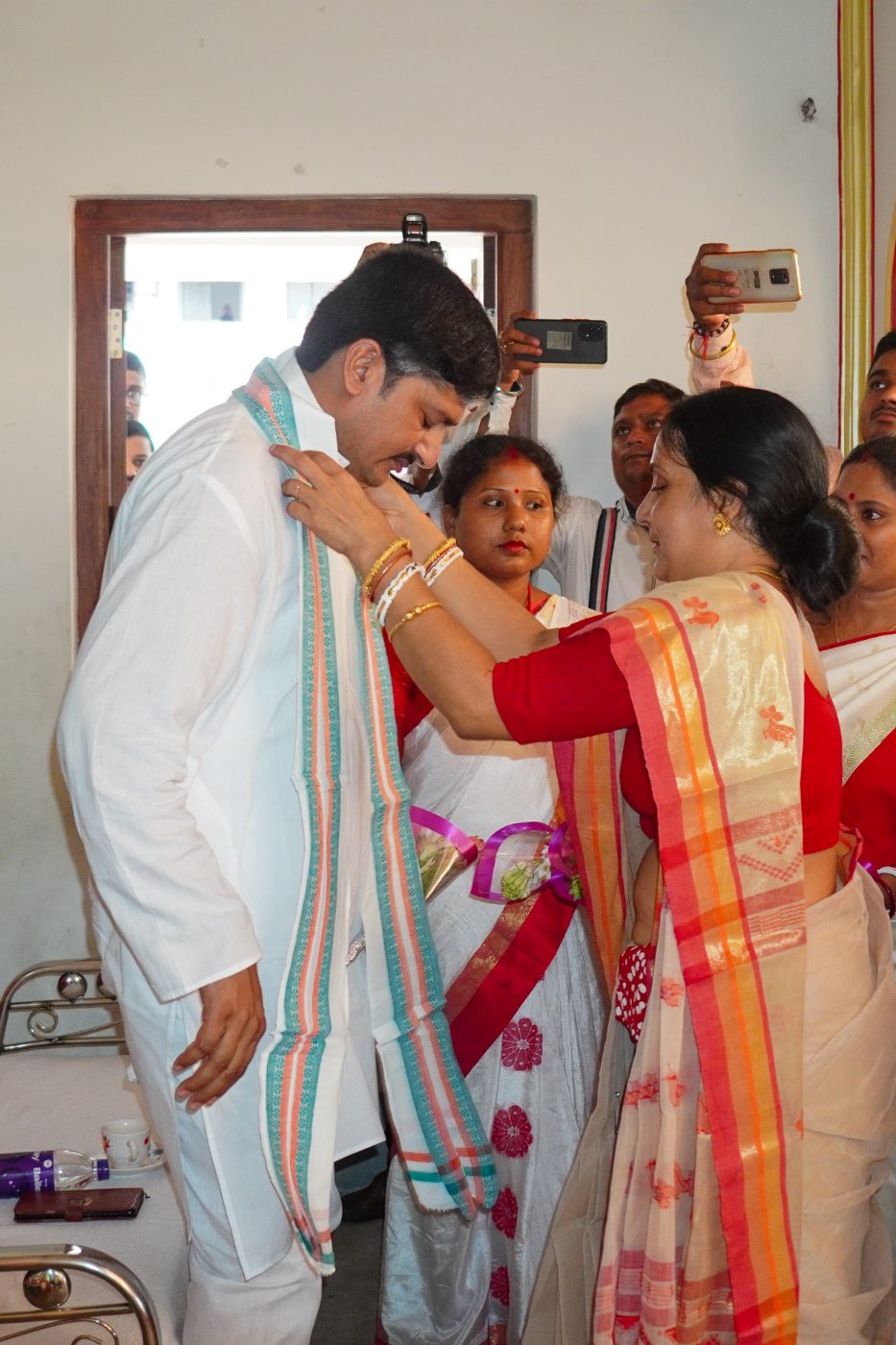 Guest of honour garlanding